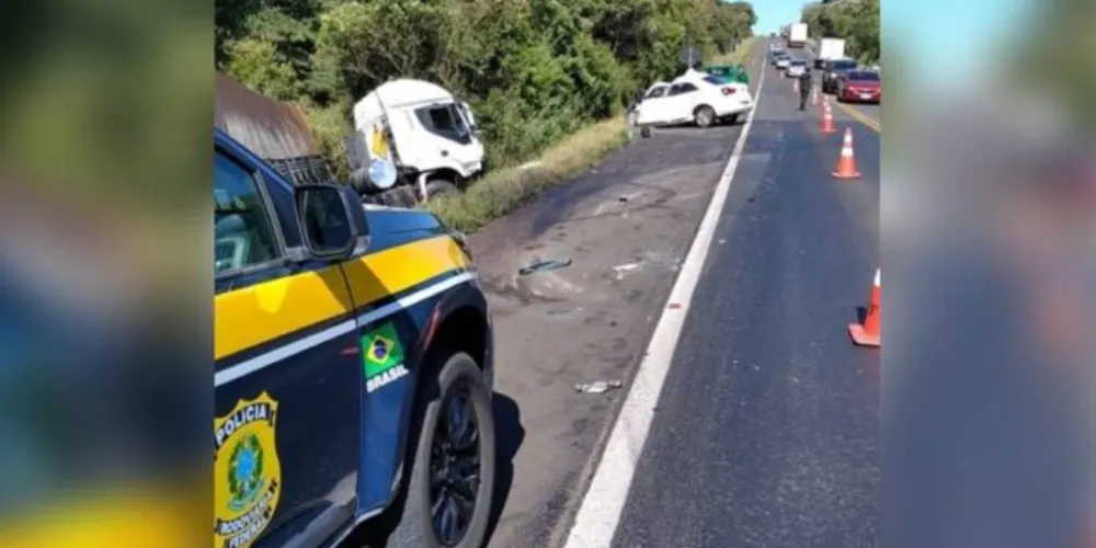 Colisão frontal registrada na manhã desta sexta-feira (24) envolveu um carro e um caminhão