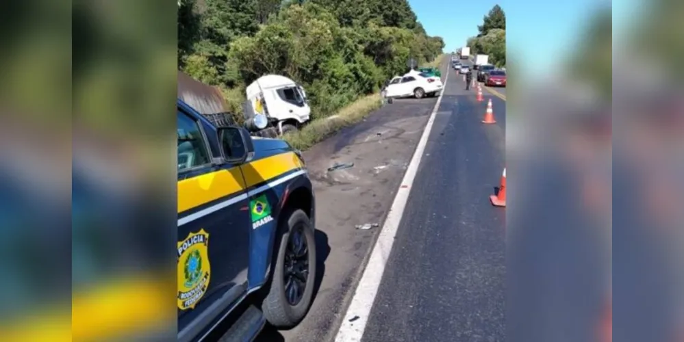 Colisão frontal registrada na manhã desta sexta-feira (24) envolveu um carro e um caminhão