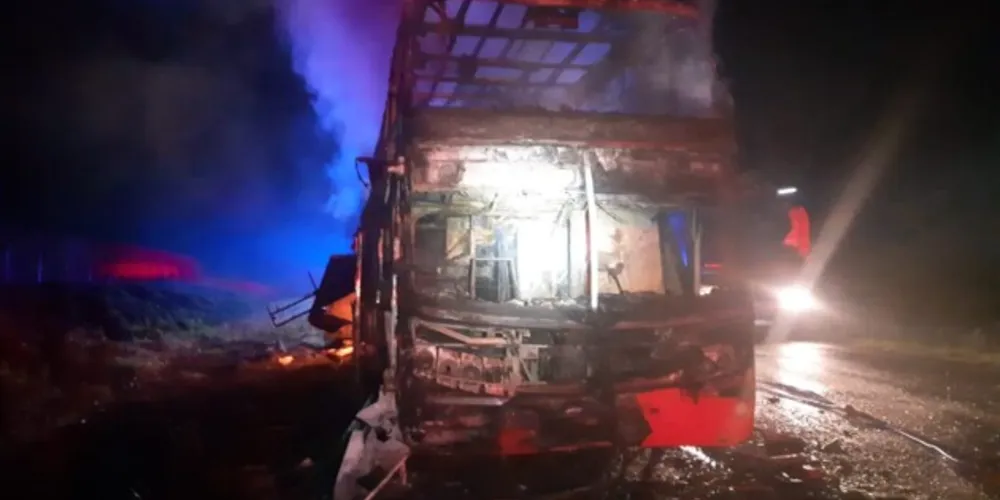 Incêndio teria começado no compartimento do motor do ônibus