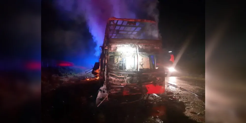 Incêndio teria começado no compartimento do motor do ônibus