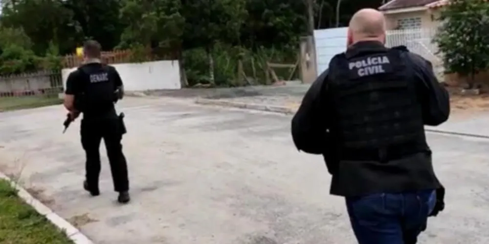 Mais de 50 policiais civis participam da operação com a missão de cumprir 13 mandados de prisão e 14 mandados de busca e apreensão.