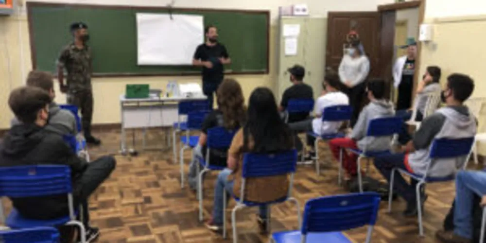 Ao longo das atividades, profissionais de diferentes áreas conversam com alunos do Ensino Médio sobre suas trajetórias e as especificidades de cada profissão