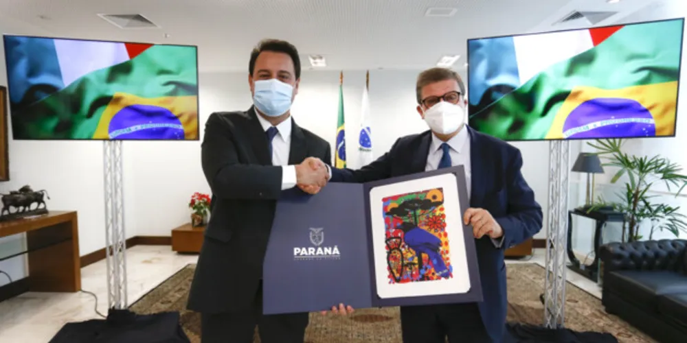 À esquerda o governador do Paraná, Ratinho Junior, e à direita o embaixador da Itália.