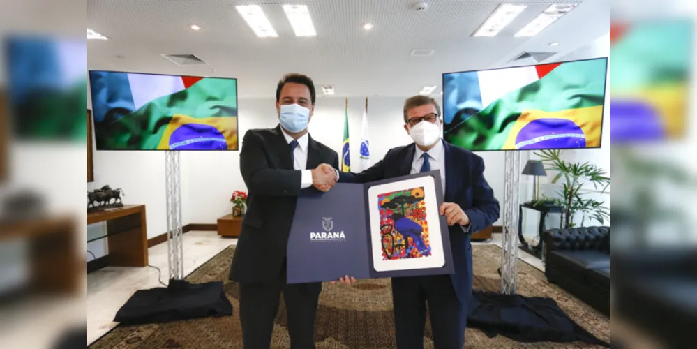 À esquerda o governador do Paraná, Ratinho Junior, e à direita o embaixador da Itália.
