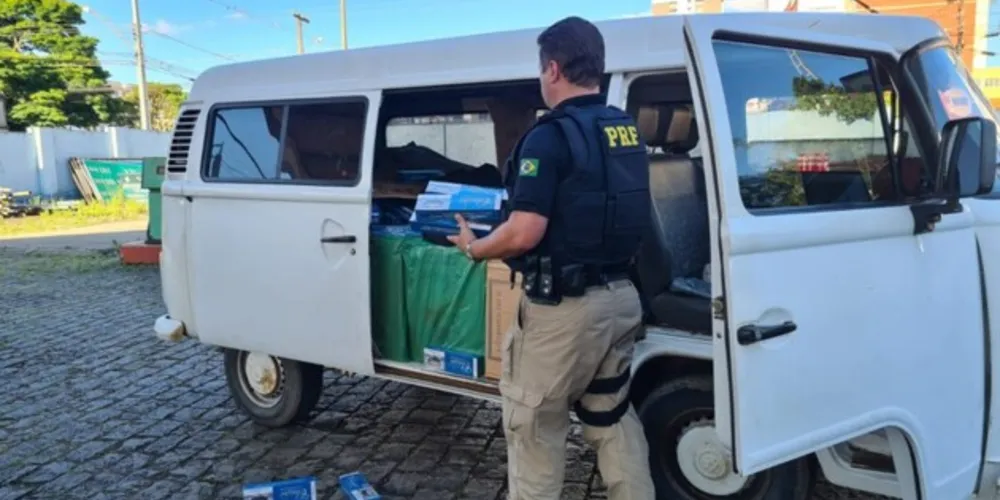 Veículo estava com placas falsas de Universidade, mas era roubado.