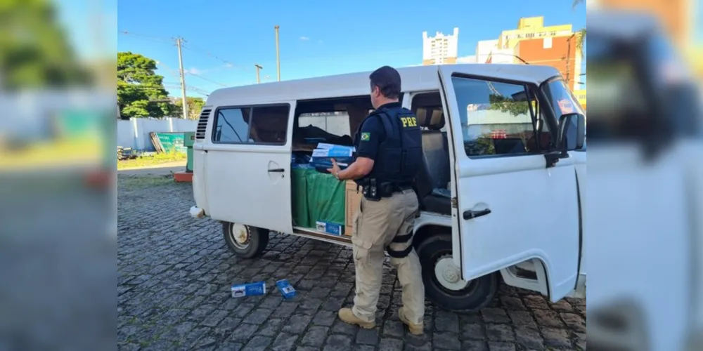 Veículo estava com placas falsas de Universidade, mas era roubado.