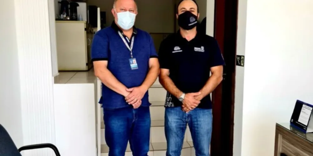 À esquerda José Elizeu Chociai e à direita Rafael Mansani.