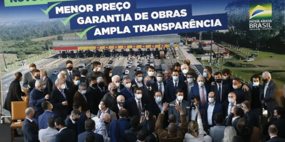 Lideranças do Paraná durante o anúncio do novo pedágio paranaense.