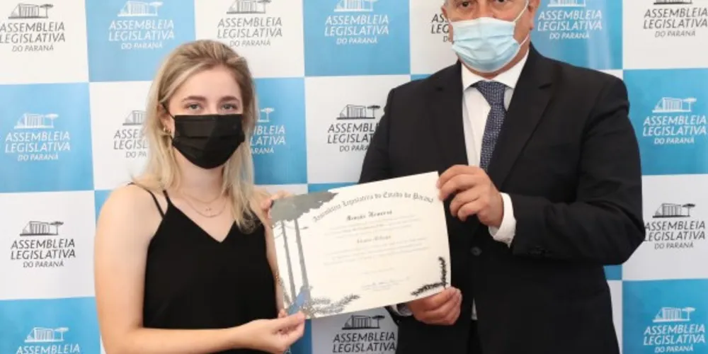 À esquerda a cantora Giana e à direita o deputado Plauto Miró.