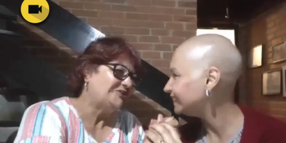 Na imagem Fernanda Corrêa ao lado da mãe, cantando 'Noites Traiçoeiras'.