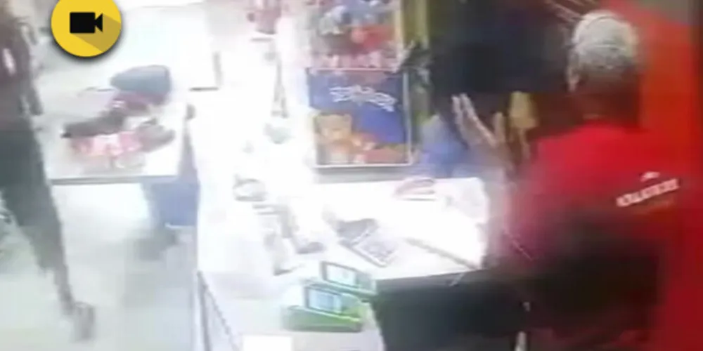 O crime foi registrado por uma câmera de segurança e mostrou que os criminosos agiram com violência, inclusive agredindo as vítimas que estavam no local.