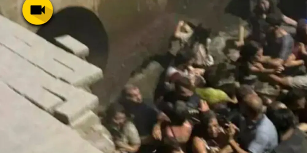 Ao todo, 11 crianças e cerca de 18 adultos ficaram feridos com o acidente.