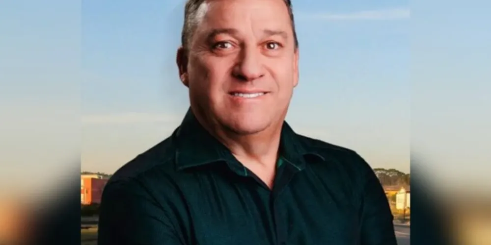 O Prefeito foi afastado após contratar dois sobrinhos e a esposa.