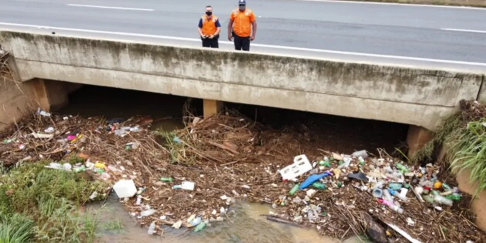 Desobstrução de córregos é realizada frequentemente no município, sobretudo após períodos chuvosos