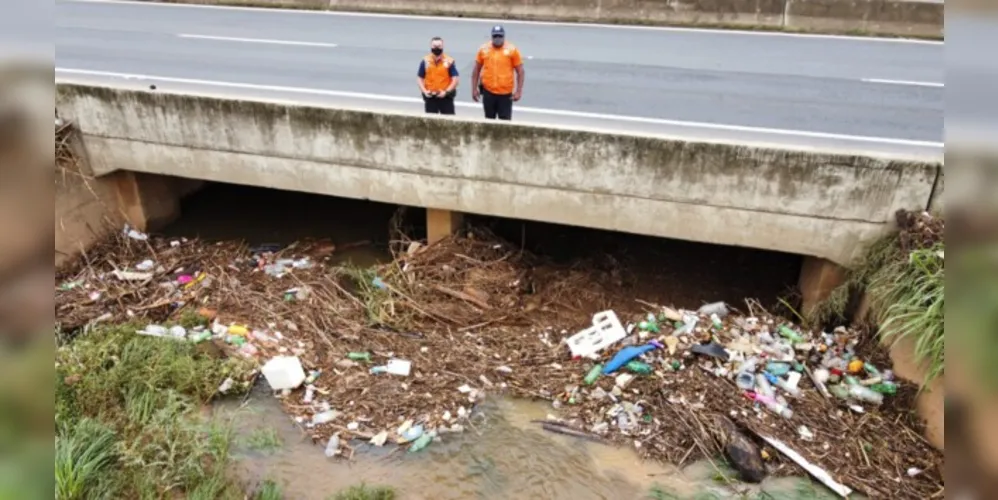 Desobstrução de córregos é realizada frequentemente no município, sobretudo após períodos chuvosos