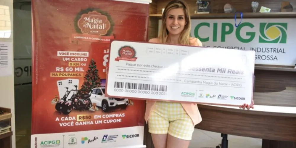 Vencedora do principal prêmio da Magia do Natal esteve na ACIPG para receber cheque de R$ 60 mil e relatou como foi a compra vencedora da campanha de Natal
