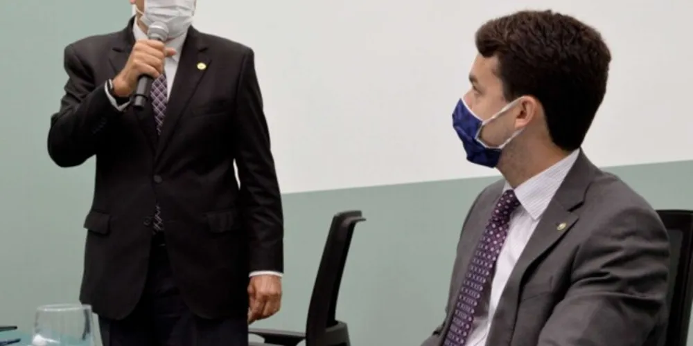 À esquerda, o deputado paranaense Luiz Claudio Romanelli (PSB).