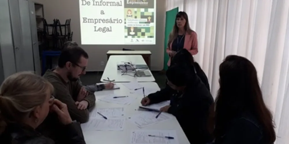 Iniciativa leva o projeto ‘De informal à empresário legal’ para os CRAS da cidade, ampliando formalização e fomentando pequenos negócios