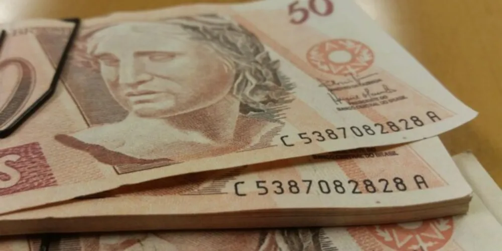 Atualmente, o salário mínimo no Brasil é de R$ 1.100. Valor muda a partir deste sábado (1º).