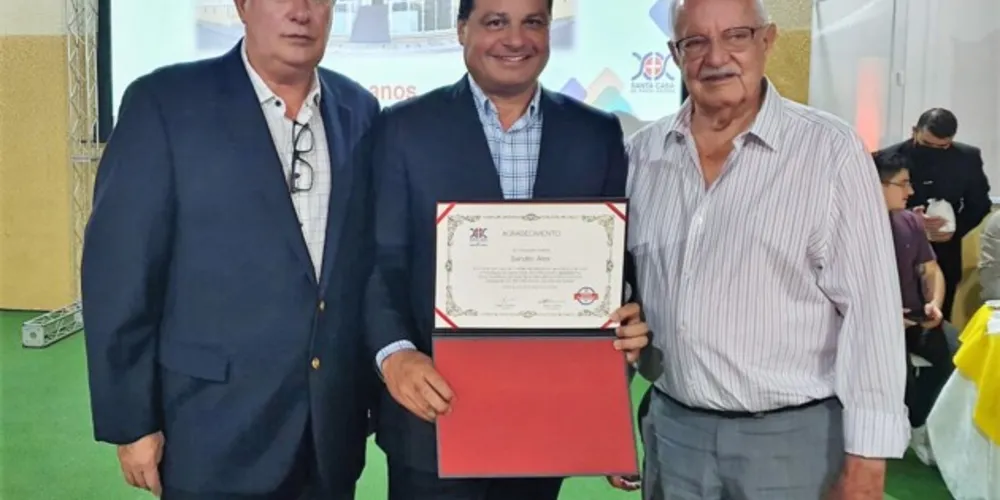 Secretário Sandro Alex (ao centro) e lideranças da Santa Casa de Ponta Grossa.