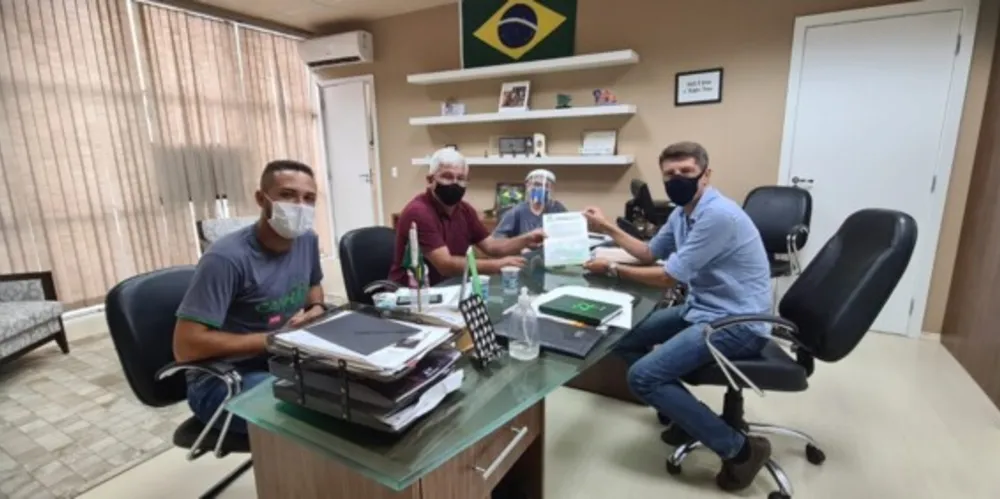 Na foto, lideranças do SindServ e o prefeito de Ponta Grossa, 'Capitão Saulo'.