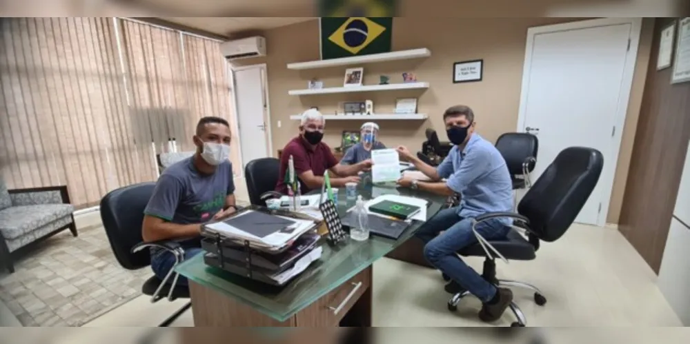 Na foto, lideranças do SindServ e o prefeito de Ponta Grossa, 'Capitão Saulo'.