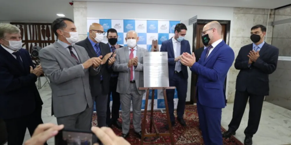 Lideranças da Defensoria Pública e da Alep durante o lançamento do atendimento gratuito.