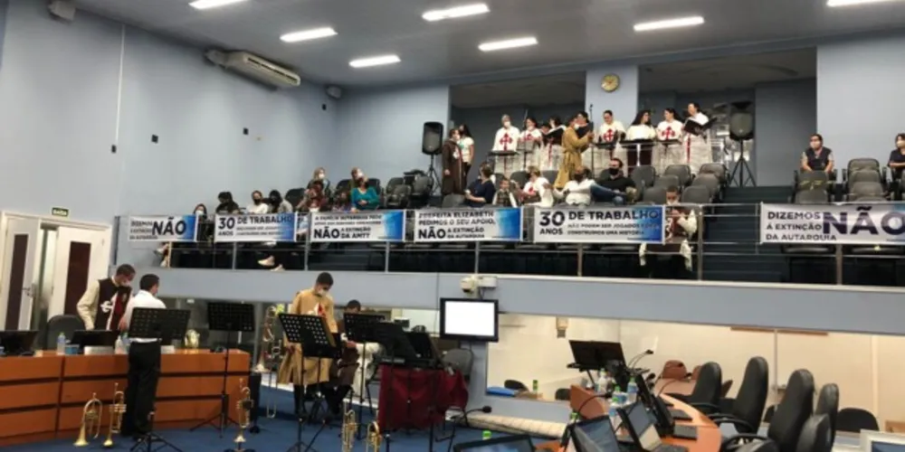 Servidores da AMTT ocuparam a Galeria da Câmara Municipal de Ponta Grossa.