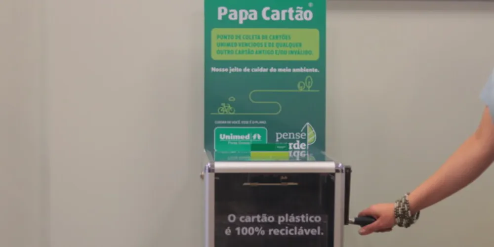 O dispositivo conhecido como Papa Cartão promove um sistema de coleta seguro para descartar e triturar todos os tipos de cartões.