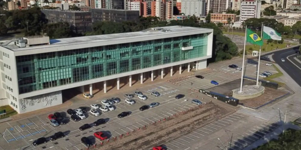 O Paraná renegociou dividas com a União e com o BNDES.