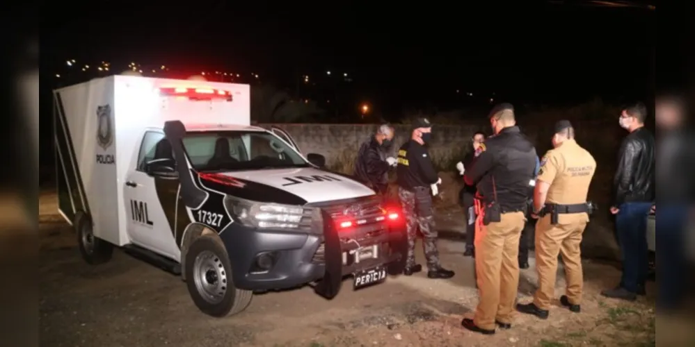 Equipes da Polícia Militar e Civil estiveram no local da ocorrência