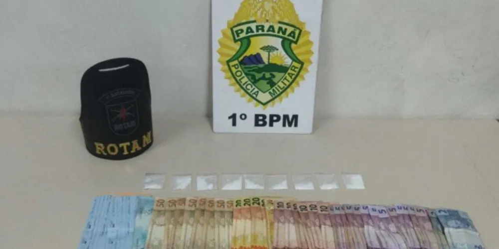 O trio estava com algumas gramas de cocaína, cheques e dinheiro.