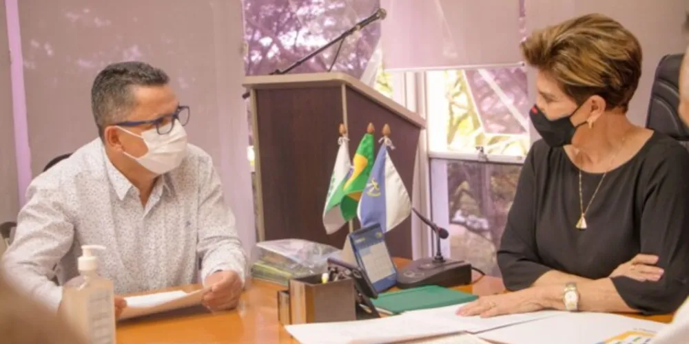 À esquerda o reitor da UEPG e à direita a prefeita da cidade de Ponta Grossa.