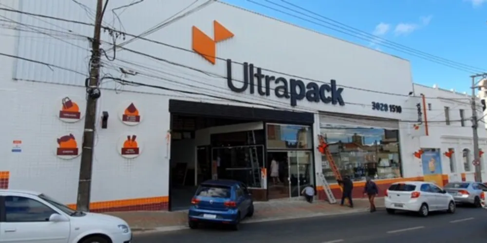 Loja tem ampla variedade de produtos natalinos com tendência atual. Famílias e comerciantes correm para decorarem suas lojas