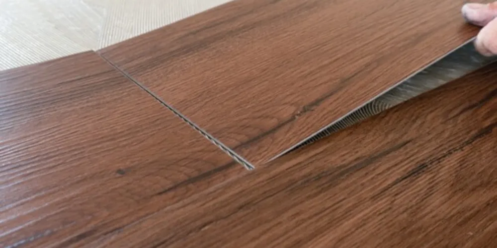 São diversas opções disponíveis no mercado, mas é importante escolher o piso certo e comprar em uma empresa que é referência no assunto