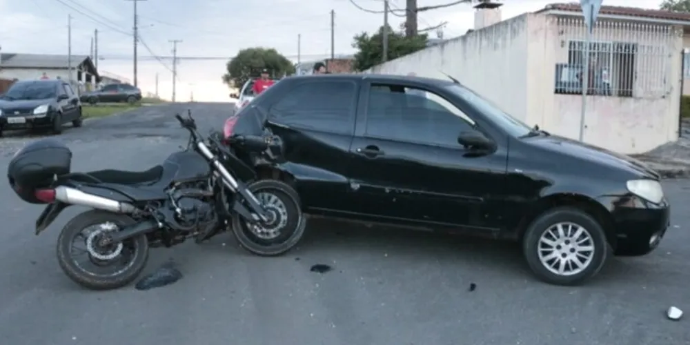  A situação foi registrada nas ruas Arthur Hilgemberg e Rui Bahls, no Núcleo Pitangui.