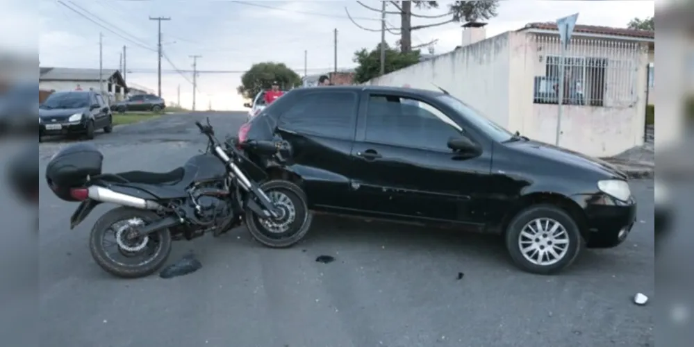  A situação foi registrada nas ruas Arthur Hilgemberg e Rui Bahls, no Núcleo Pitangui.