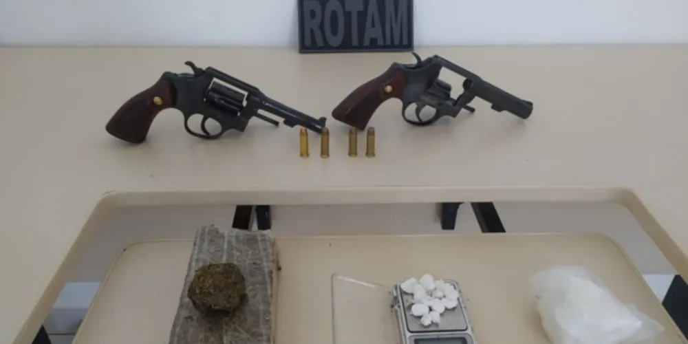 O suspeito foi detido em flagrante pelo crime de tráfico de drogas e posse ilegal de arma de fogo.