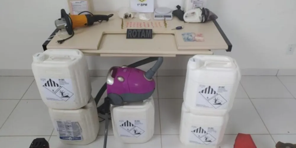 Os jovens de 21 e 22 anos, foram detidos e encaminhados para à Delegacia da Policia Civil.