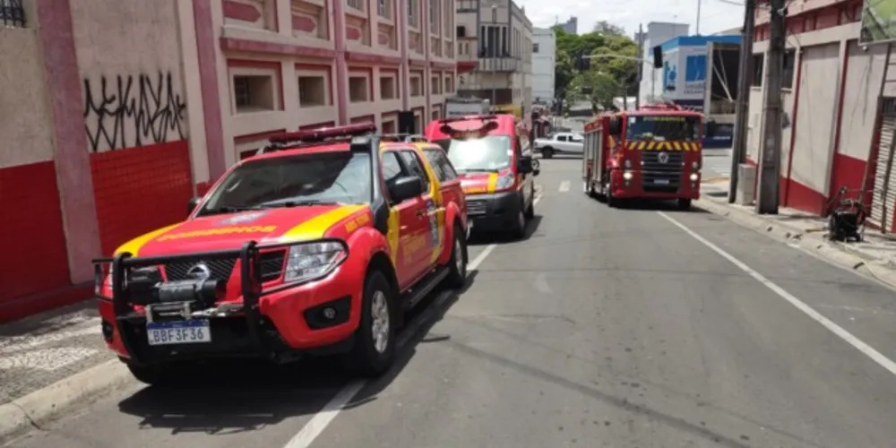 O homem mesmo ferido conseguiu pedir ajuda para moradores do edifício ao lado.