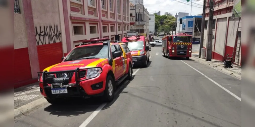 O homem mesmo ferido conseguiu pedir ajuda para moradores do edifício ao lado.