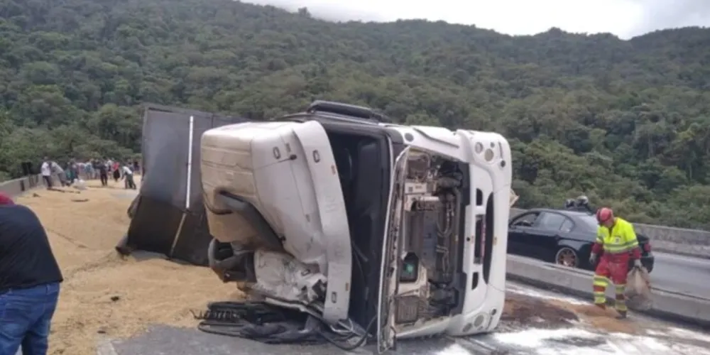 Já o sentido Litoral da BR-277 foi bloqueado após o tombamento de um caminhão.