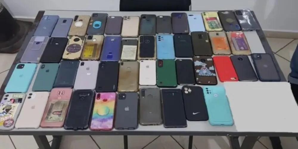 Segundo a nota da Secretaria de Segurança Pública, uma mulher de 31 anos e dois homens, de 35 e 39 anos, foram detidos carregando na mochila 48 celulares.