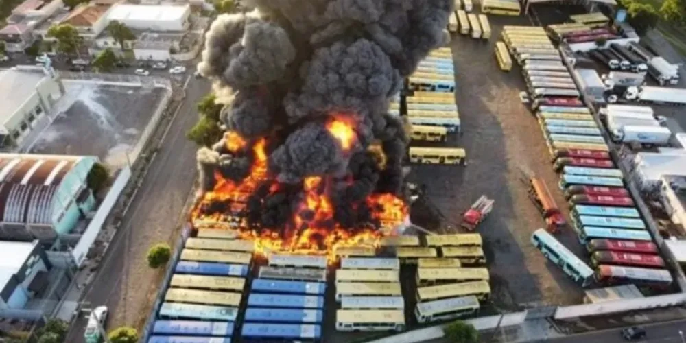 A garagem do ônibus fica localizada no bairro Vila Nova e o fogo começou no início da noite.