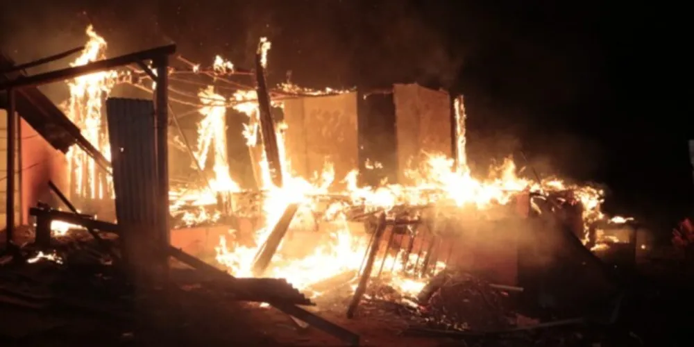 A residência estava desocupada e sem energia, ainda segundo populares os fios foram roubados por usuários de drogas.