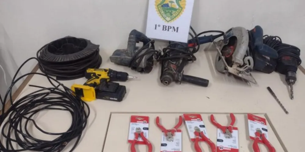 A equipe conseguiu localizar o suspeito que estava com várias ferramentas e objetos da loja.