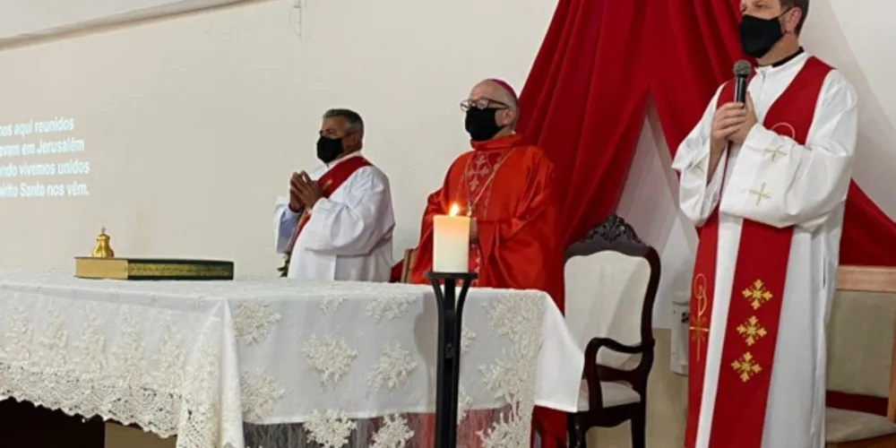 A Pastoral da Comunicação (Pascom) transmitiu no Youtube, Facebook e a rádio comunitária à noite as missas para os outros familiares e amigos