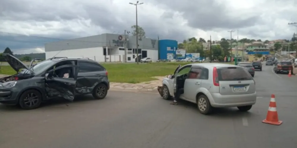 A colisão foi registrada nesta manhã em Ponta Grossa.