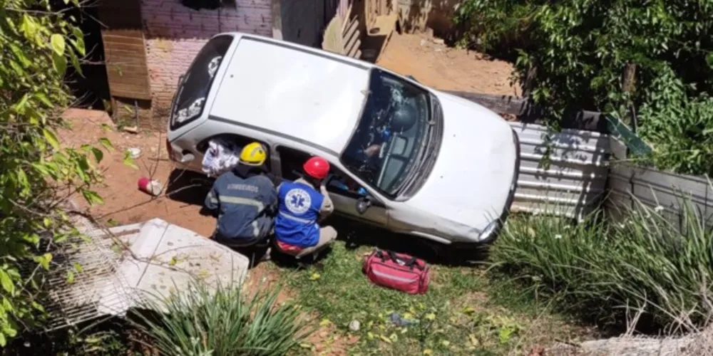 Homem ficou preso dentro do veículo após o acidente