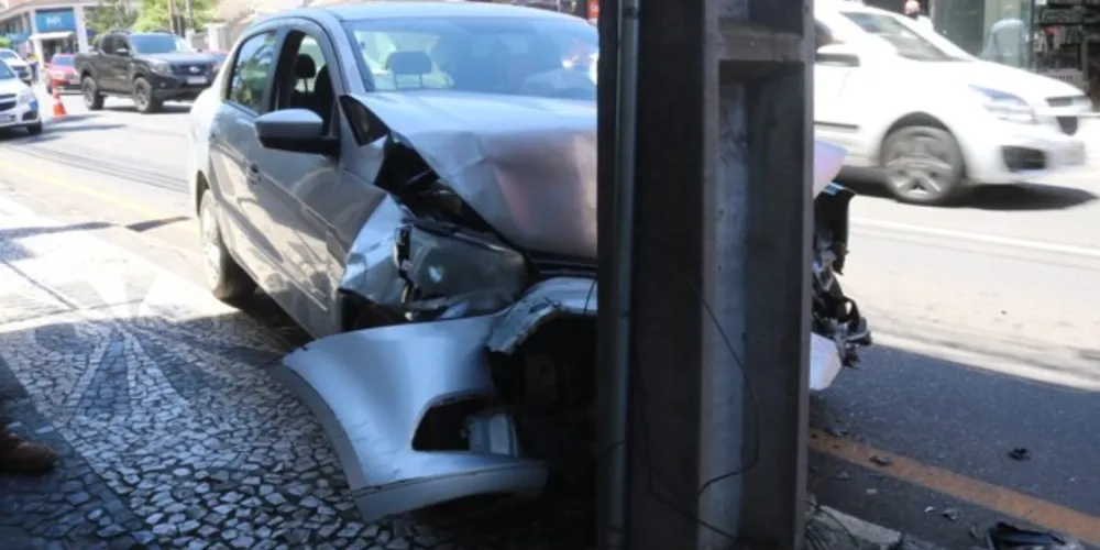 Batida ocorreu na tarde desta segunda-feira (22) e deixou uma pessoa ferida